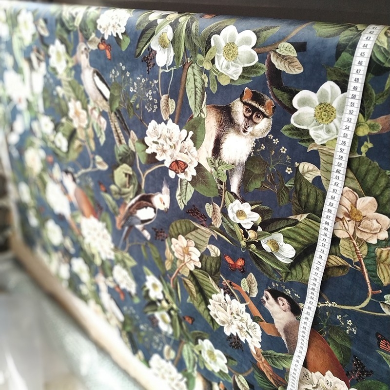 Tissus en velours au mètre singe et perroquets bleu pétrole