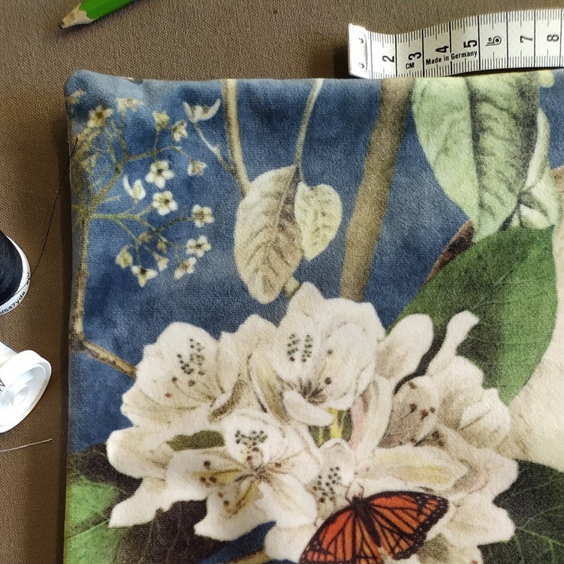 Tissus en velours au mètre singe et perroquets bleu pétrole