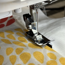 Pied S quilting avec guide dans la couture Janome 7mm