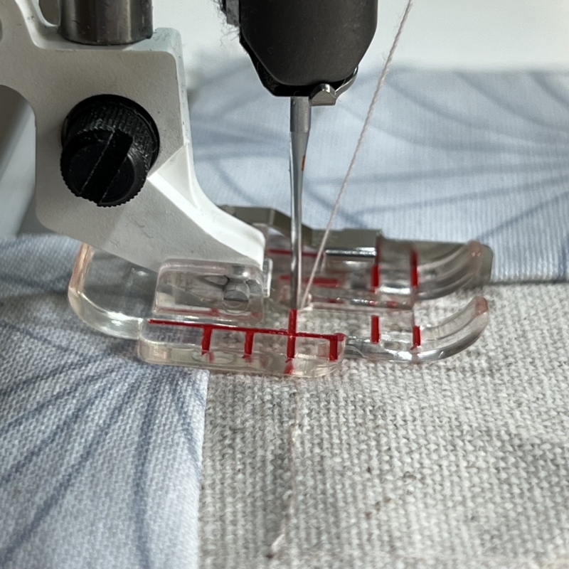 Pied ajustable 1/4" de patchwork avec guide Husqvarna Viking