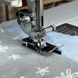 Pied S quilting avec guide dans la couture Janome 9mm