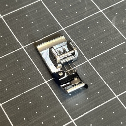 Pied M surjet avec guide Janome 9mm