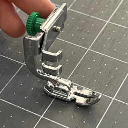 Pied zip invisible et passepoil Janome bride basse