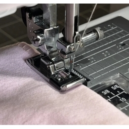 Pied C surjet avec brosse Janome 7mm